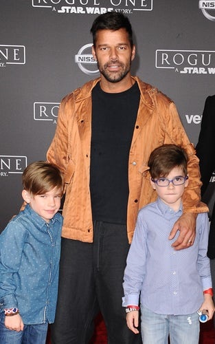 Khi “con sao” sững sờ nhận ra cha mẹ mình là… sao - 9 Nam ca sĩ Ricky Martin và cặp sinh đôi - Matteo & Valentino