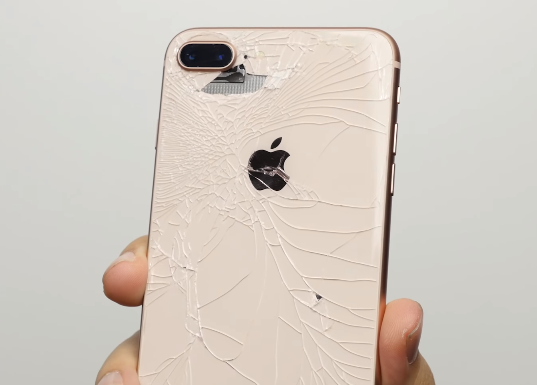 Mặt lưng kính trên iPhone 8 hay Galaxy Note8 dễ vỡ hơn? - 12 Mặt lưng phía sau iPhone 8 tỏ ra kém bền hơn đôi chút so với Galaxy Note8. Phần kim loại thậm chí cũng bị tách ra với những va đập không phải trực tiếp vào mặt sau.