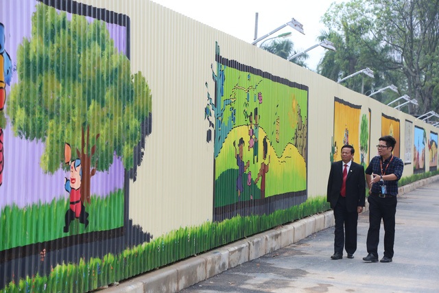 Anh Đào Thanh Tâm (phường Cầu Diễn, quận Nam Từ Liêm) chia sẻ: “Tôi thấy những bức tranh ở đây rất đẹp. Những bức tranh đã mang lại diện mạo mới cho con đường, người xem được sống với những cảm xúc ngày Tết Trung thu cổ truyền và thành phố cần có nhiều hơn những con đường như thế này”.