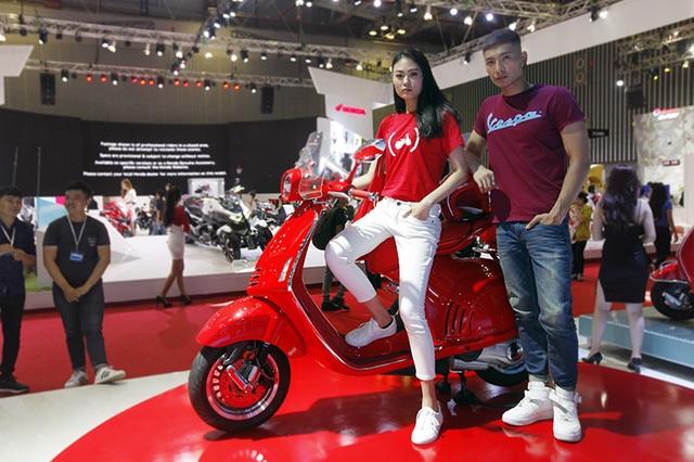 Vespa 946 Red có giá bán 405 triệu đồng - 3 Vespa 946 Red có giá bán 405 triệu đồng - 3