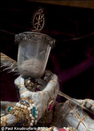 Còn đây là đôi tay của Thánh Munditia trong nhà thờ St Peter ở Munich, Đức