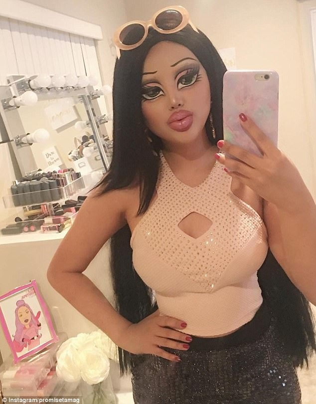 Xem chị dâu Michelle Phan hóa trang thành búp bê gợi cảm - 3 Promise có hơn 4,8 triệu tài khoản theo dõi trên trang YouTube.