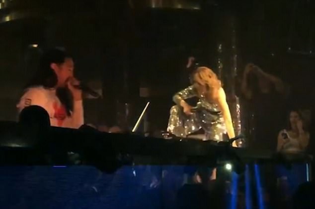 Celine Dion nhảy “bốc” với “My Heart Will Go On” phong cách EDM - 4 Chứng kiến sự cuồng nhiệt của Celine Dion, khán giả có mặt tại đêm nhạc đã hò reo đầy phấn khích.