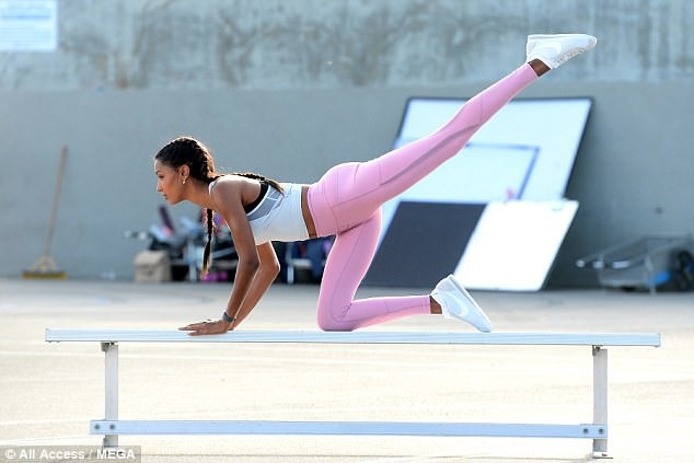 
Siêu mẫu Mỹ giữ dáng bằng việc tập thể dục mỗi ngày, cô ưu tiên các bài tập cho vòng ba, đùi và eo
