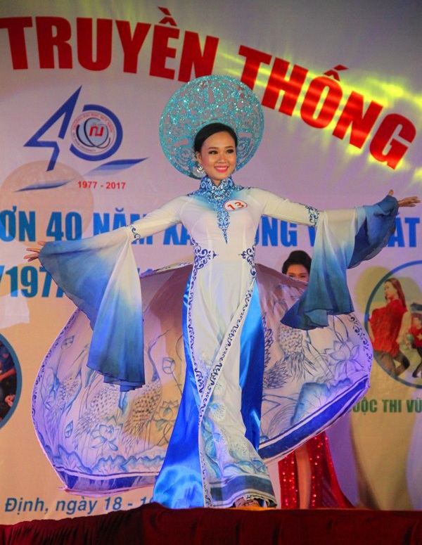 Sinh viên ĐH Quy Nhơn tỏa sáng trong cuộc thi tìm kiếm "trai tài gái sắc" - 3
Uyển chuyển, thướt tha trong tà áo dài truyền thống, tự tin sải bước trong trang phục dạ hội và những phần trả lời ứng xử thông minh, các thí sinh gây ấn tượng mạnh với khán giả và Ban giám khảo.