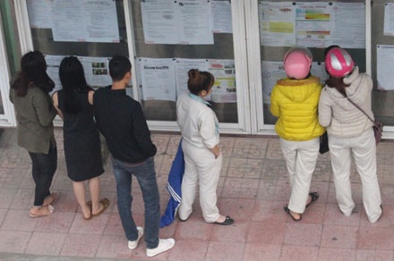 Cần tìm việc ở những công ty tăng ca nhiều - 1
Nhiều người có nhu cầu tìm việc đang xem thông báo tuyển dụng tại cổng A KCN Bắc Thăng Long (Hà Nội).
