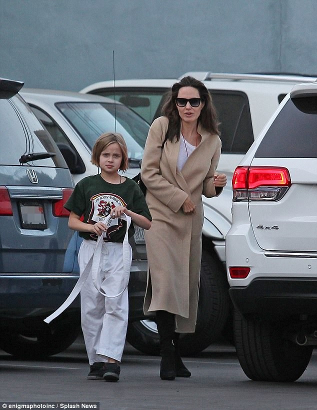 Nỗ lực cuối cùng để cứu vãn “cuộc hôn nhân vàng” của Hollywood - 2 Hiện giờ, Angelina là mẹ đơn thân của 6 người con. Trong ảnh, cô đang dành thời gian bên con gái Vivienne (9 tuổi) tại thành phố Los Angeles (Mỹ) hồi đầu tuần này. Hai mẹ con đang cùng tới lớp học karate của Vivienne.