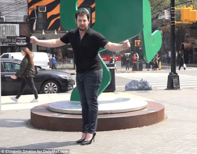 Anh Billy Procida là một trong ba người đàn ông đồng ý thực hiện thử thách - dành ra một buổi sáng đi lại quanh thành phố New York trên đôi giày cao gót.