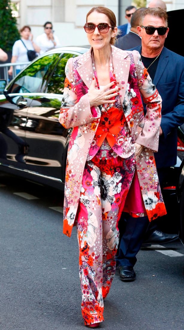 Celine Dion trở thành biểu tượng thời trang ở tuổi 49 - 6 Bộ trang phục kết hợp toàn đồ hoa từ trong ra ngoài.