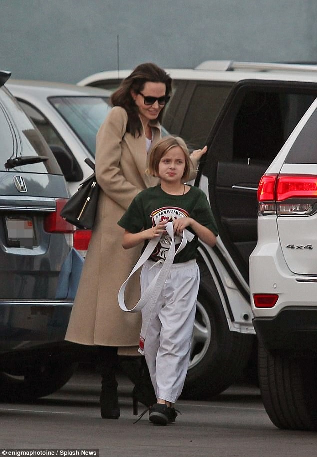 Nỗ lực cuối cùng để cứu vãn “cuộc hôn nhân vàng” của Hollywood - 6 Angelina hiện giờ dành hết tâm sức cho các con và sự nghiệp điện ảnh. Cô thường xuất hiện bên các con. Trong ảnh, Angelina đưa con gái Vivienne đến lớp học karate của cô bé.