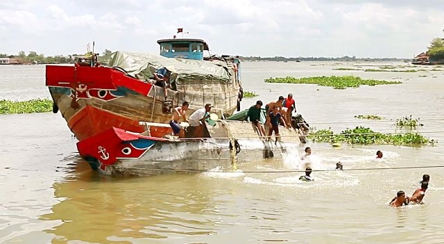 Trục vớt ghe chở 90 tấn xi măng chìm trên sông - 1 Trục vớt ghe chở 90 tấn xi măng bị chìm trên sông