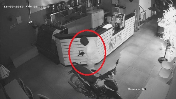 
Đối tượng bịt mặt, nghi mang theo súng vào trộm đồ quán trà sữa
