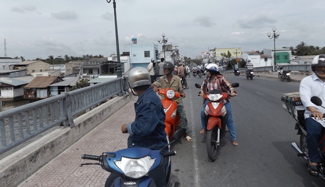 Hiện trường vụ nhảy cầu tự vẫn ở Vĩnh Long