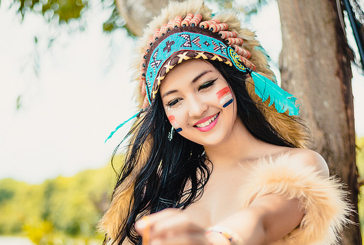 “Hot girl thổ dân” trở lại trong tà áo dài trắng gây sốt mạng - 1
Từng nhận nhiều ý kiến trái chiều khi bộ ảnh “Nữ thổ dân” được cộng đồng mạng chia sẻ, Hứa Phạm Linda - hotgirl mang 3 dòng máu Việt - Pháp - Ấn Độ sau 2 năm đã quay trở lại thướt tha trong bộ áo dài trắng