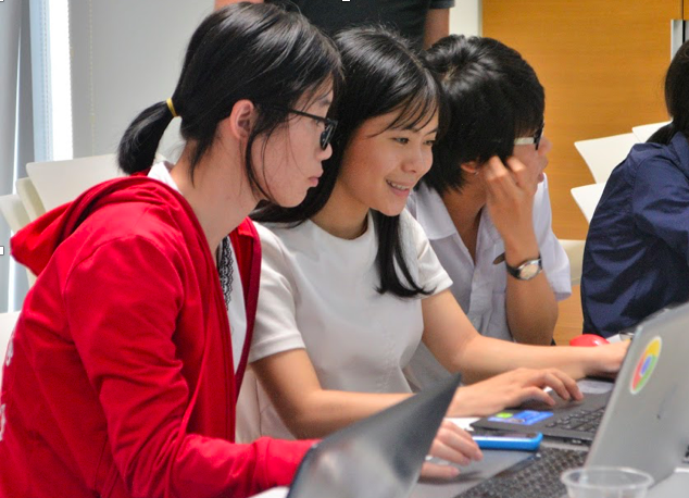 Học bổng Microsoft YouthSpark giúp các nữ sinh chinh phục ước mơ CNTT - 1
Phạm Thị Thu Hường (Giữa) hiện đang là sinh viên năm 3 ngành Công nghệ thông tin, Trường Đại học Công nghệ (Đại học Quốc gia Hà Nội).