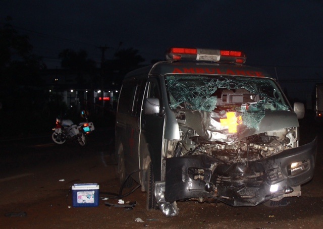 Xe chở bệnh nhân đi cấp cứu tông chết người - 1 Xe cấp cứu vỡ nát phần đầu sau cú tông mạnh