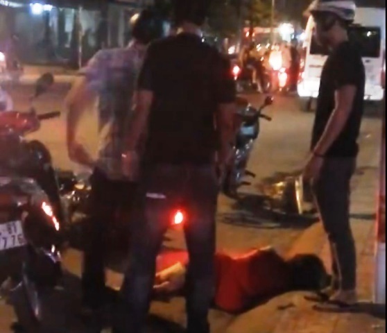 Điều tra làm rõ clip cô gái bị đánh suýt ngất trên phố - 1 Cô gái bị ngất xỉu bên đường
