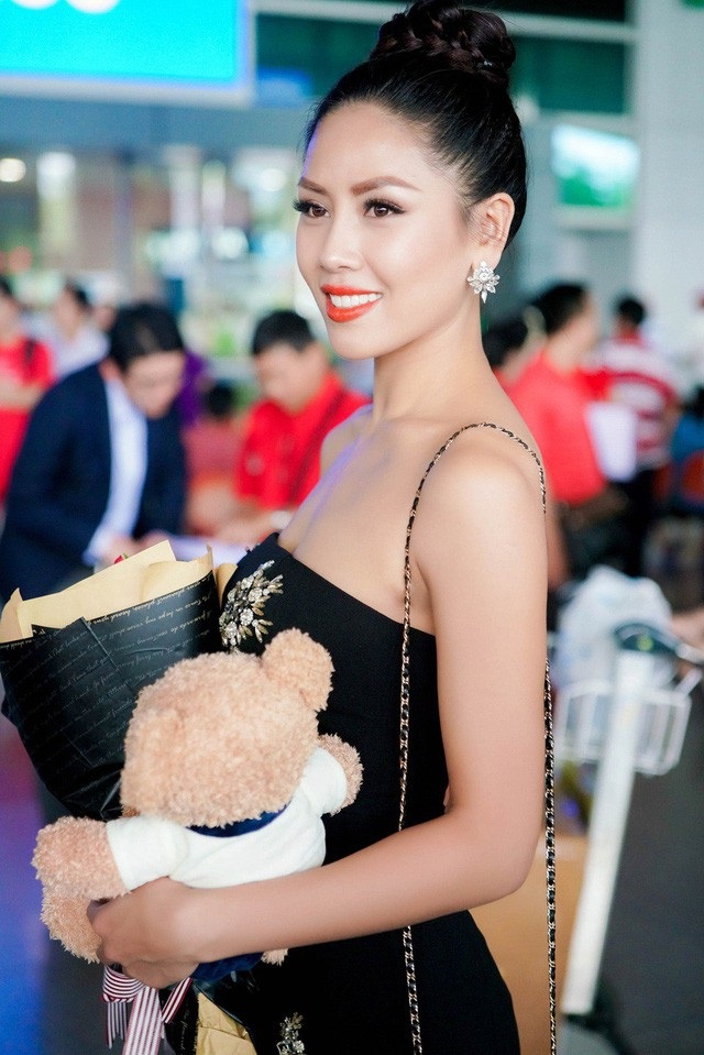 Thực hư Quốc Khánh không đóng Ngọc Hoàng, Phan Anh dẫn thay MC Lại Văn Sâm? - 9 Nguyễn Thị Loan đã đáp chuyến bay từ Mỹ về Việt Nam sau chuỗi ngày tham dự Miss Universe 2017. Dù phải di chuyển quãng đường dài nhưng cô vẫn vô cùng gợi cảm, rạng rỡ và hạnh phúc khi gặp lại mọi người, kết thúc chuyến hành trình một tháng ở xứ sở cờ hoa.
