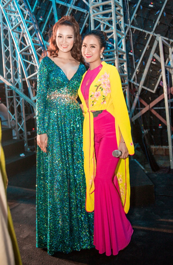 Thụy Vân và Hoàng Thùy Linh.