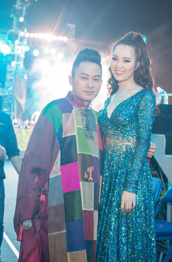 Show diễn quy tụ nhiều ca sĩ nổi tiếng như: Hồ Ngọc Hà, Hoàng Thuỳ Linh, Sơn Tùng M-TP, Tùng Dương, Trọng Tấn, Nguyễn Ngọc Anh… Trong lúc theo dõi chương trình ở phía cánh gà, Á hậu cũng có dịp gặp gỡ và trò chuyện với Tùng Dương.