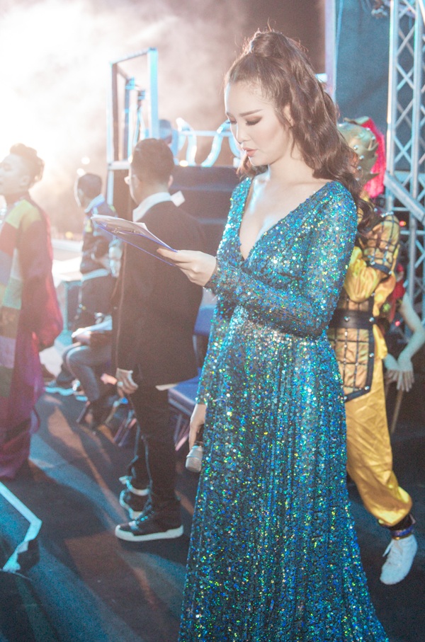 Đại nhạc hội tổ chức ở ngoài trời và được tường thuật trên sóng truyền hình nên Thuỵ Vân luôn kè kè cầm kịch bản, đồng thời liên tục bàn bạc với đạo diễn để tránh không xảy ra bất cứ sai sót nào.