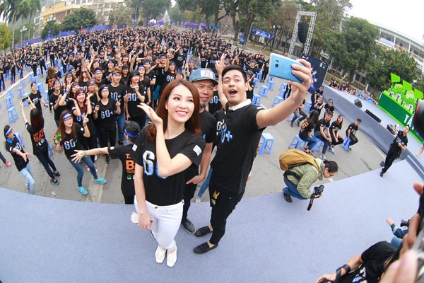 Á hậu Thụy Vân, MC Phan Anh và nhạc sĩ Huy Tuấn lưu lại khoảnh khắc ý nghĩa tại Lễ phát động Chiến dịch Giờ Trái đất 2017 tại Việt Nam sáng ngày 5/3 tại Hà Nội.