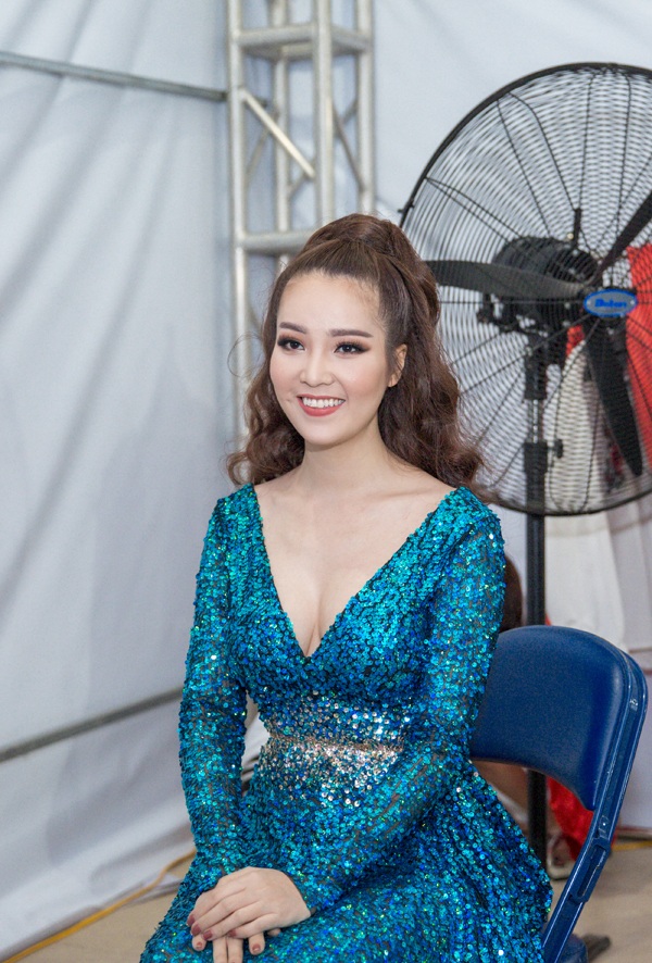 Thuỵ Vân chia sẻ, dịp này, cô đành từ chối nhiều chương trình khác của các tỉnh, đặc biệt là Lễ hội pháo hoa ở Đà Nẵng vì không sắp xếp được lịch làm việc.