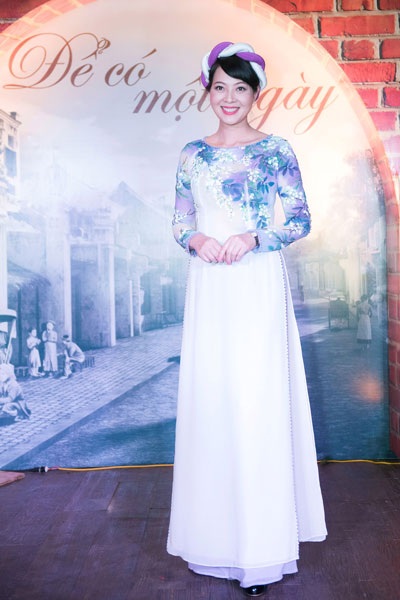 Hoa hậu Thu Thủy duyên dáng trình diễn thời trang - 9 Á hậu 1994 Tô Hương Lan khiến nhiều người ngưỡng mộ trước nhan sắc mặn mà, quý phái.