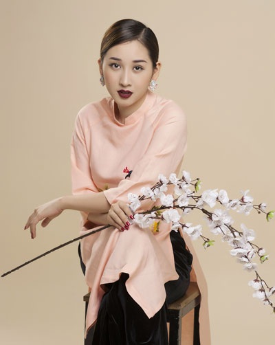 Á hậu Xuân Quỳnh khoe nét đẹp Á Đông trong tà áo dài xuân - 9 Á hậu Xuân Quỳnh khoe nét đẹp Á Đông trong tà áo dài xuân - 9