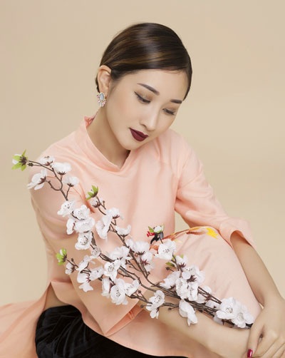 Á hậu Xuân Quỳnh khoe nét đẹp Á Đông trong tà áo dài xuân - 10 Đối với Xuân Quỳnh, Tết cổ truyền rất thiêng liêng vì là thời điểm được đoàn tụ với tất cả các thành viên trong gia đình và năm nay niềm vui nhân đôi khi cô “tậu” được căn nhà mới tại TP.HCM.