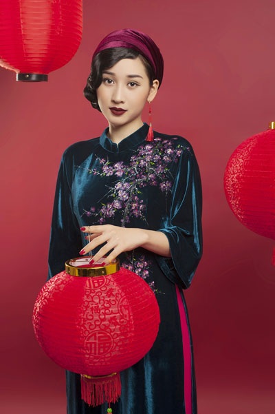 Á hậu Xuân Quỳnh khoe nét đẹp Á Đông trong tà áo dài xuân - 1 Á hậu Xuân Quỳnh cập nhật các xu hướng thời thượng nhất lên áo dài, và vì thế mẫu áo dài của cô luôn có sự kết hợp giữa nét hiện đại và truyền thống rất thu hút.