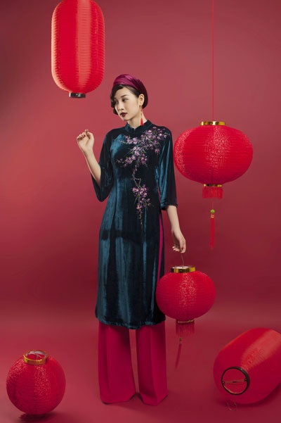 Á hậu Xuân Quỳnh khoe nét đẹp Á Đông trong tà áo dài xuân - 3 Cách phối màu ăn ý giữa khăn vấn đầu với chiếc áo dài giúp Xuân Quỳnh khoe vẻ đẹp duyên dáng.