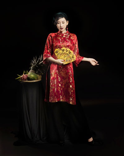 Á hậu Xuân Quỳnh khoe nét đẹp Á Đông trong tà áo dài xuân - 5 Áo dài thêu hoa ấm áp phù hợp với không khí mùa xuân được Xuân Quỳnh lựa chọn trong các dịp Tết.