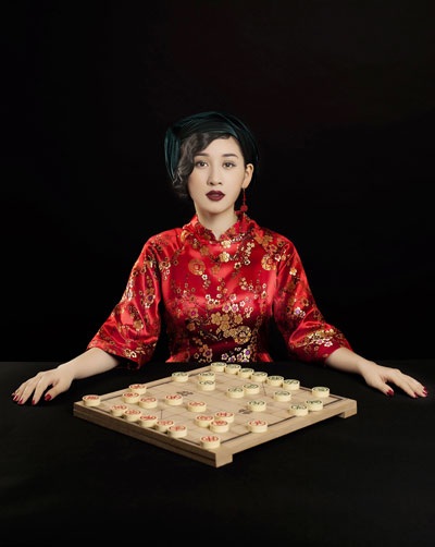 Á hậu Xuân Quỳnh khoe nét đẹp Á Đông trong tà áo dài xuân - 6 Mẫu áo dài gấm đỏ in hoa luôn là nét đặc trưng cho cái Tết cổ truyền của người Việt Nam.