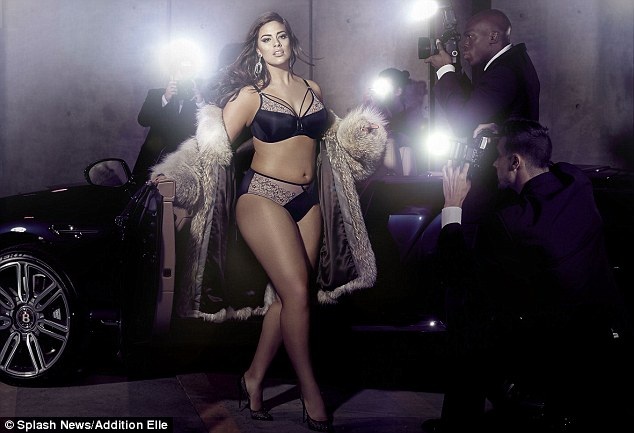 Người mẫu béo tự tin khoe thân hình đầy đặn - 1
Ashley Graham cuốn hút trong bộ ảnh quảng cáo cho một nhãn hiệu nội y mà cô làm người mẫu kiêm nhà thiết kế