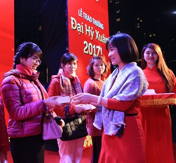 Vingroup trao thưởng gần 100 tỷ đồng chương trình Đại hỷ xuân 2017 - 2
Lễ trao giải thưởng Đại hỷ Xuân 2017 là sự kiện khởi động quá trình nhận “quà đại hỷ” của tất cả các khách hàng may mắn từ 21/01 đến hết ngày 14/02/2017 tại các TTTM