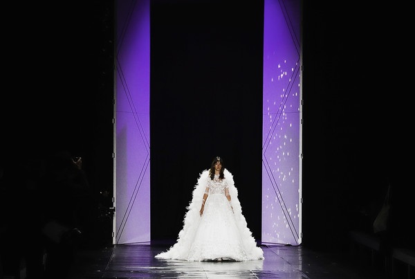 Alessandra Ambrosio rạng ngời tại tuần lễ thời trang Paris - 1
Alessandra Ambrosio là vơ đét trong buổi diễn của Ralph & Russo tại tuần lễ thời trang Paris ngày 23/1 vừa qua