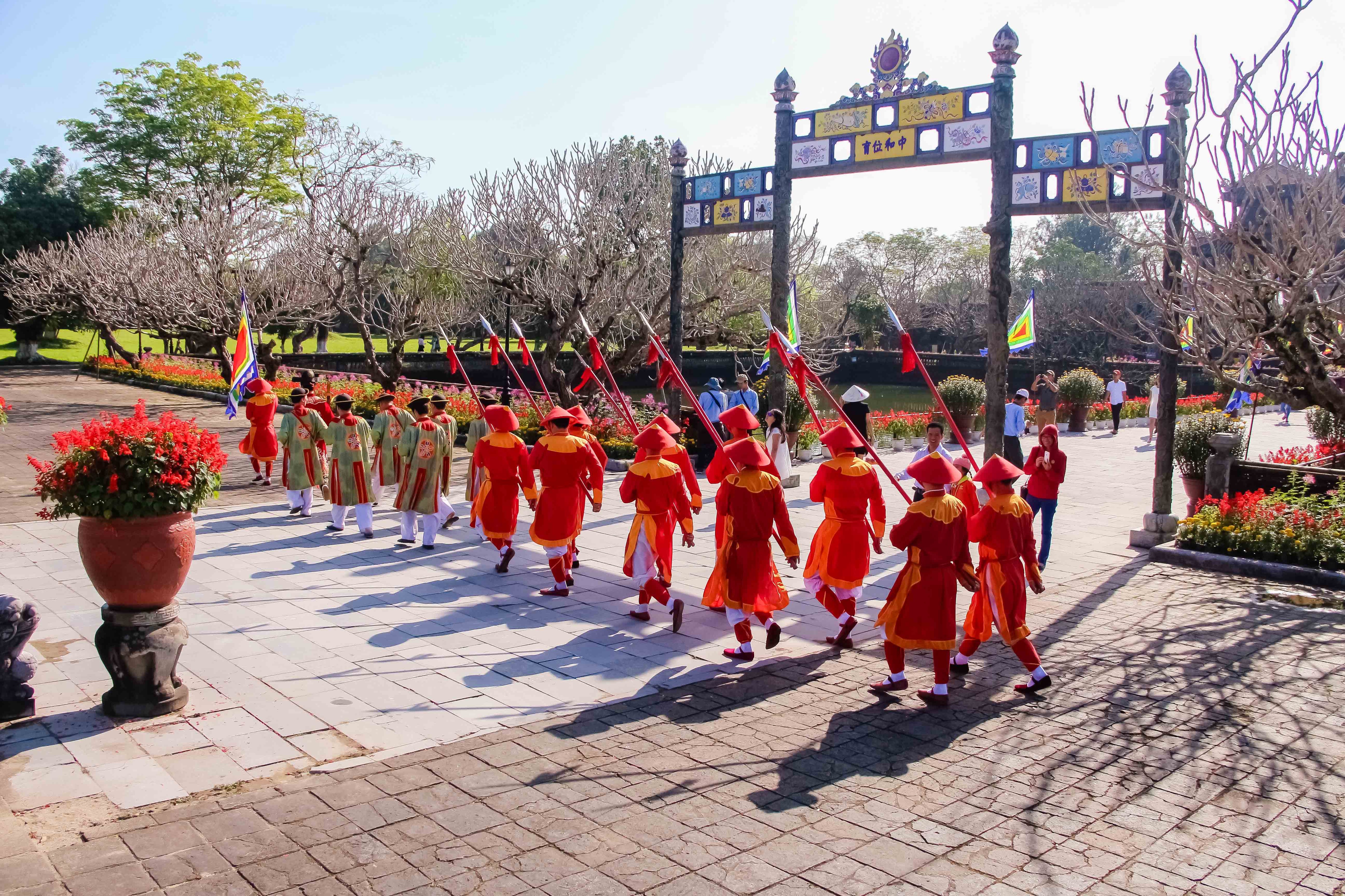 Người dân nô nức chơi Tết tại Hoàng cung Huế - 2 Nghi lễ Đổi gác được tái hiện tại Hoàng Cung Huế vào sáng múng 1 Tết 2017