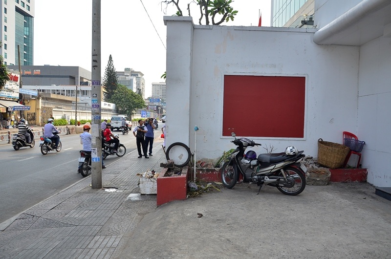 Ông Đoàn Ngọc Hải như cơn lốc “cuốn phăng” mọi vật cản trên vỉa hè! - 9 Ông Đoàn Ngọc Hải như cơn lốc “cuốn phăng” mọi vật cản trên vỉa hè! - 9