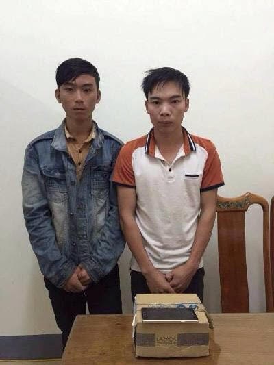 Đặt hàng qua mạng rồi cướp khi nhân viên đến giao - 1 Hai đối tượng cùng tang vật tại cơ quan công an