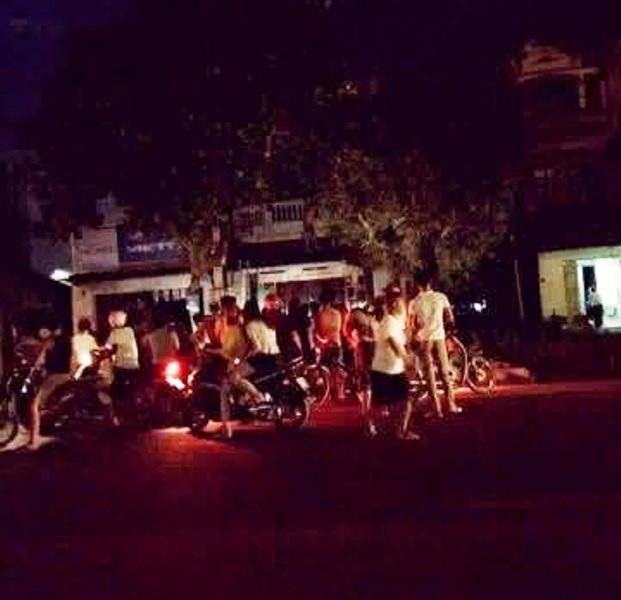 Nhiều người dân hiếu kỳ kéo đến xem vụ việc