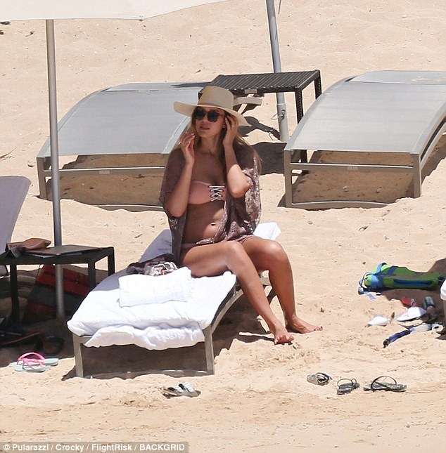 Jessica Alba mang bầu lần 3 - 1
Jessica Alba vừa thông báo trên trang cá nhân là vợ chồng cô đang chờ đón đứa con thứ 3 sắp chào đời