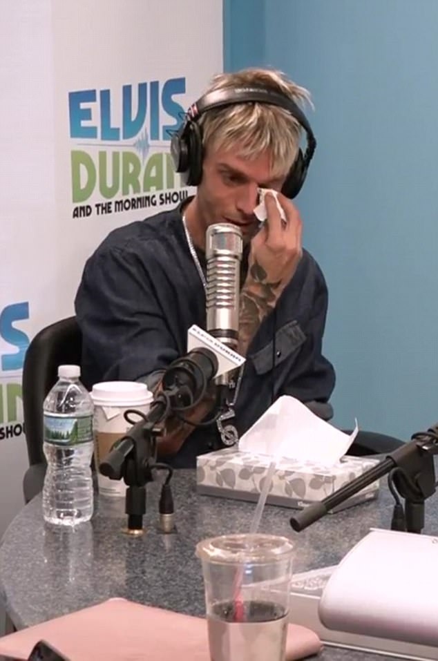 Aaron Carter khóc khi trả lời phỏng vấn - 1
Aaron Carter khóc khi trả lời phỏng vấn trong chương trình Morning Show ngày 14/8 vừa qua. Nam ca sỹ 30 tuổi chia sẻ về việc mình là người lưỡng tính và chia tay bạn gái Madison Parker vì cô không thể hiểu và thông cảm cho mình