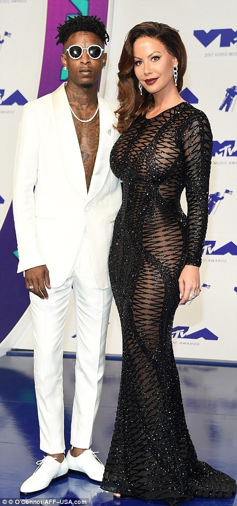 Siêu mẫu 4 con gây choáng với váy hở bạo - 29
Amber Rose hạnh phúc sánh đôi bạn trai kém 9 tuổi 21 Savage