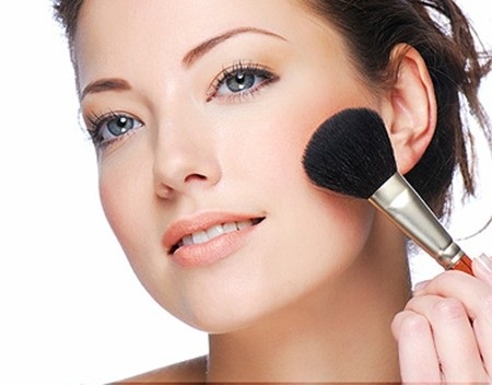 Để trẻ ra, bạn chọn trang điểm hay chống lão hóa? - 1 Thường xuyên trang điểm là một trong những nguyên nhân khiến làn da bị mỏng, yếu và nhạy cảm hơn