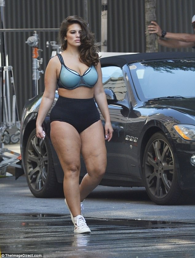 Người mẫu ngoại cỡ tự tin diện trang phục mát mẻ trên phố - 1
Ashley Graham bận rộn với buổi chụp hình tại New York ngày 10/10 vừa qua