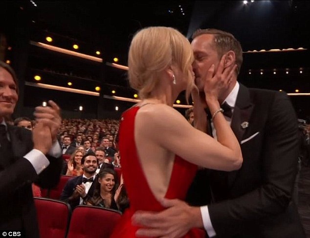 Nicole Kidman hôn bạn diễn trước mặt chồng - 1
Nicole Kidman hôn chúc mừng nam diễn viên Alexander Skarsgard khi anh này được xướng tên lên nhận giải Emmy