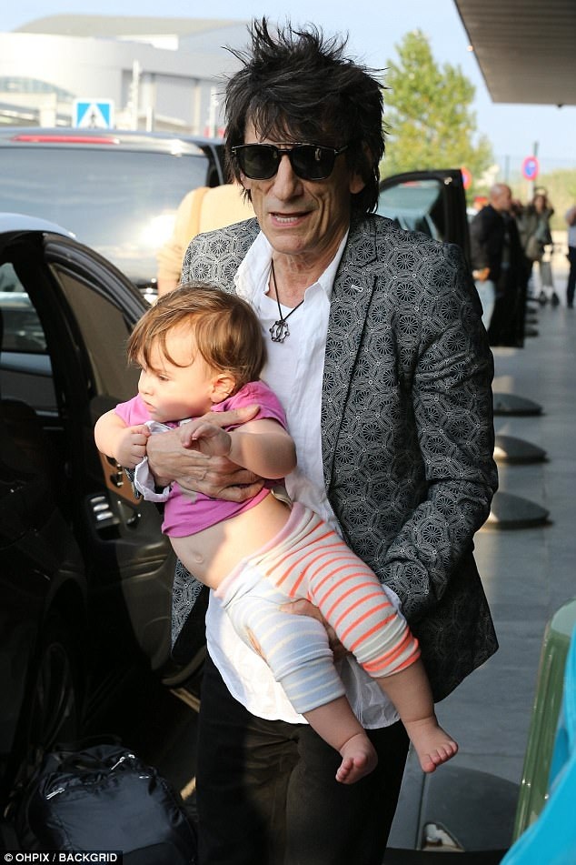 
Ronnie Wood - Rocker kỳ cựu người Anh bế con gái 15 tháng tuổi tại sân bay Barcelona, Tây Ban Nha ngày 25/9 vừa qua
