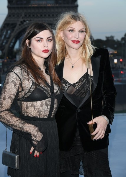 Con gái Cindy Crawford trình diễn bên tháp Eiffel - 12 
Frances Bean Cobain và mẹ Courtney Love đi xem show diễn
