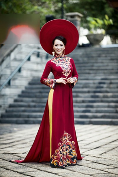 Cái tên Nguyễn Thị Thạch Thảo vẫn đang nổi như cồn khi cô vừa đạt danh hiệu Hoa khôi Duyên dáng Áo dài TPHCM 2017. Cô gái SN 1995 này hiện đang là sinh viên ngành Quản trị kinh doanh, trường ĐH Kinh tế TPHCM.